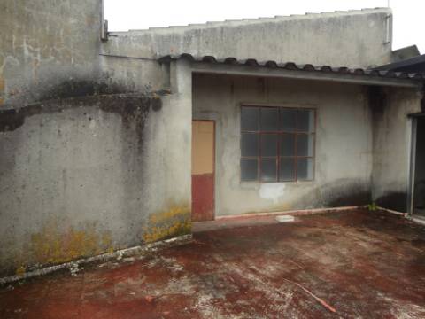 Prédio em Moitas Venda, de 3 pisos para comércio e habitação para finalizar construção