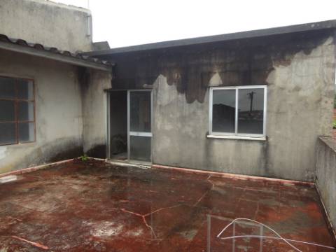 Prédio em Moitas Venda, de 3 pisos para comércio e habitação para finalizar construção