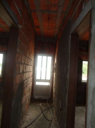 Prédio em Moitas Venda, de 3 pisos para comércio e habitação para finalizar construção