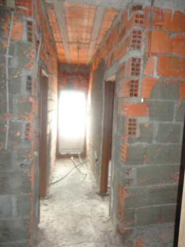 Prédio em Moitas Venda, de 3 pisos para comércio e habitação para finalizar construção