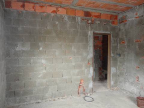 Prédio em Moitas Venda, de 3 pisos para comércio e habitação para finalizar construção