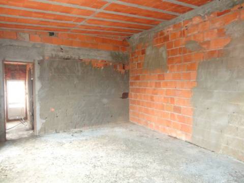 Prédio em Moitas Venda, de 3 pisos para comércio e habitação para finalizar construção