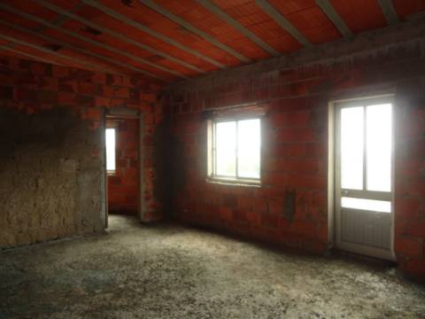 Prédio em Moitas Venda, de 3 pisos para comércio e habitação para finalizar construção