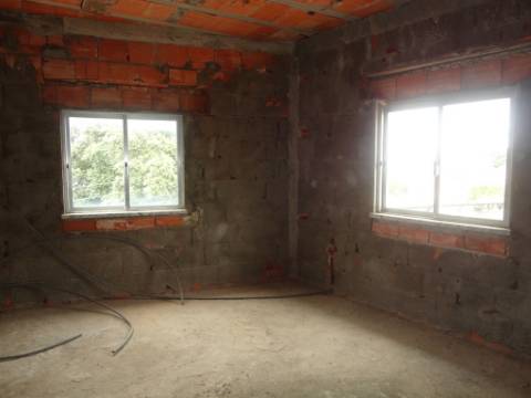 Prédio em Moitas Venda, de 3 pisos para comércio e habitação para finalizar construção