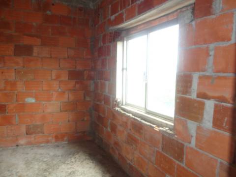 Prédio em Moitas Venda, de 3 pisos para comércio e habitação para finalizar construção