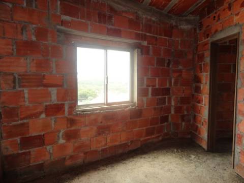 Prédio em Moitas Venda, de 3 pisos para comércio e habitação para finalizar construção