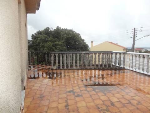 Prédio em Moitas Venda, de 3 pisos para comércio e habitação para finalizar construção