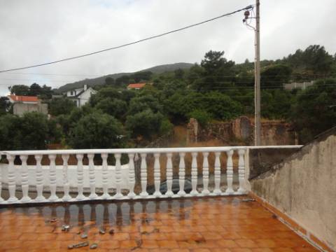 Prédio em Moitas Venda, de 3 pisos para comércio e habitação para finalizar construção