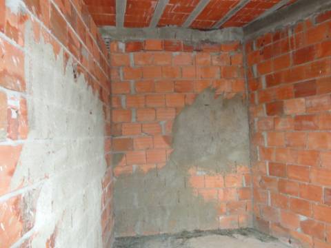 Prédio em Moitas Venda, de 3 pisos para comércio e habitação para finalizar construção