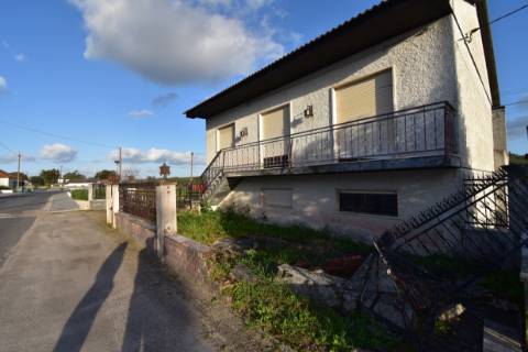 Moradia T4, inserida em zona de campo