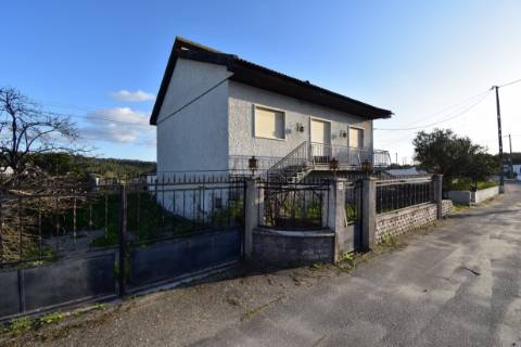 Moradia T4, inserida em zona de campo