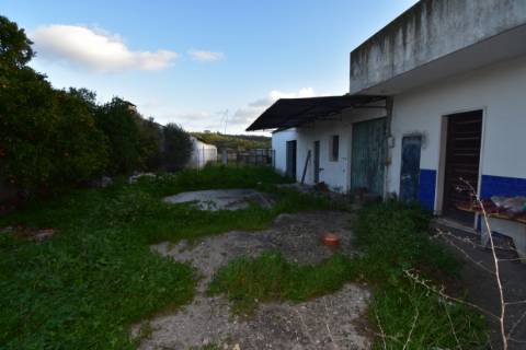 Moradia T4, inserida em zona de campo