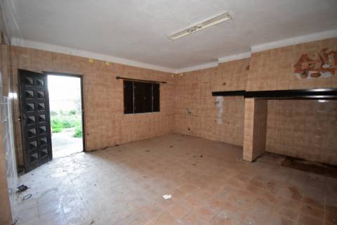 Moradia T4, inserida em zona de campo