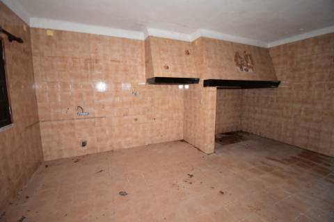 Moradia T4, inserida em zona de campo