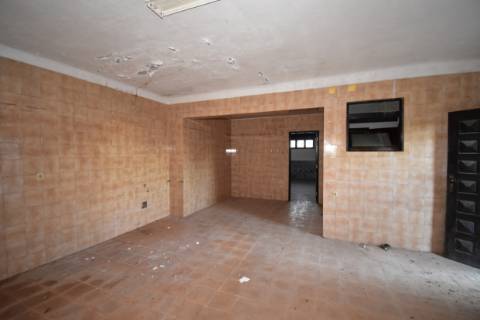 Moradia T4, inserida em zona de campo