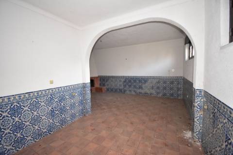 Moradia T4, inserida em zona de campo