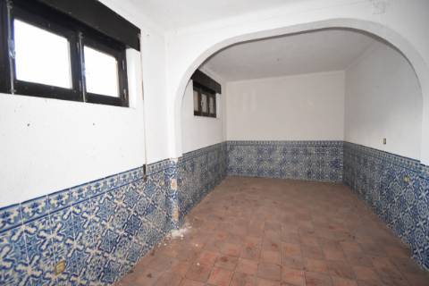 Moradia T4, inserida em zona de campo