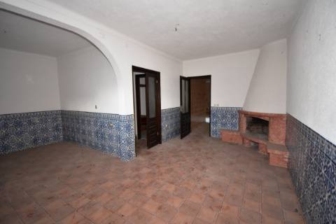 Moradia T4, inserida em zona de campo