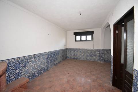 Moradia T4, inserida em zona de campo