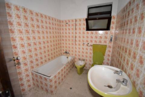 Moradia T4, inserida em zona de campo