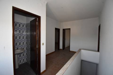 Moradia T4, inserida em zona de campo