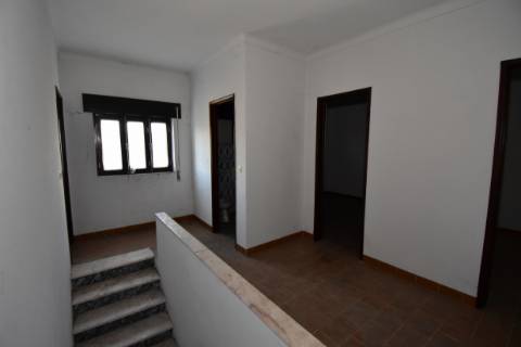 Moradia T4, inserida em zona de campo