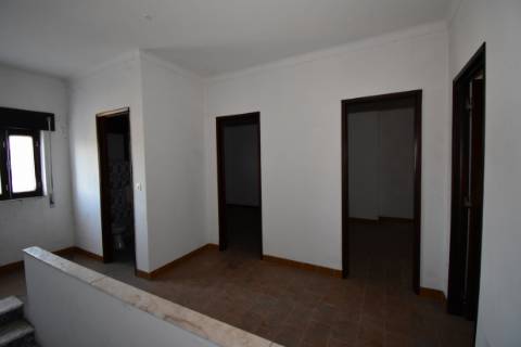 Moradia T4, inserida em zona de campo