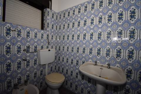 Moradia T4, inserida em zona de campo