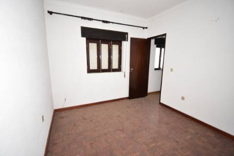 Moradia T4, inserida em zona de campo