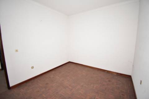 Moradia T4, inserida em zona de campo