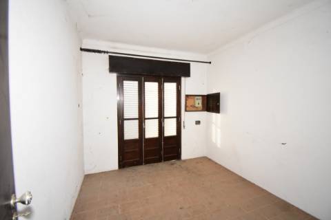 Moradia T4, inserida em zona de campo