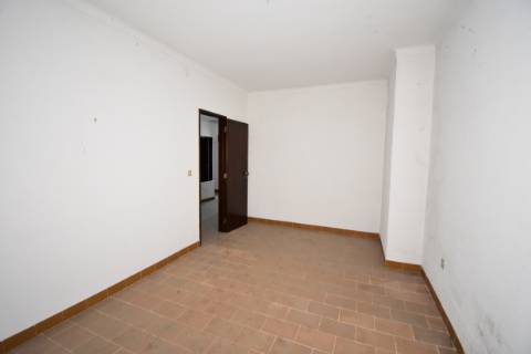 Moradia T4, inserida em zona de campo