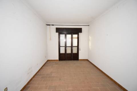 Moradia T4, inserida em zona de campo