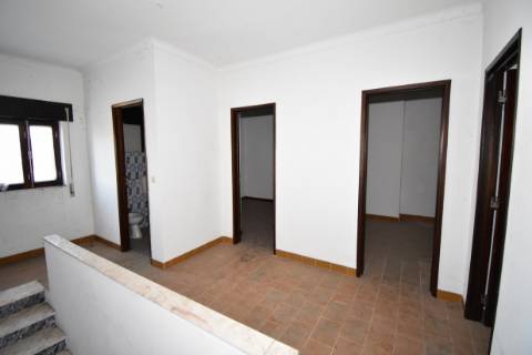 Moradia T4, inserida em zona de campo