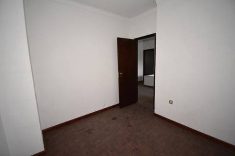 Moradia T4, inserida em zona de campo