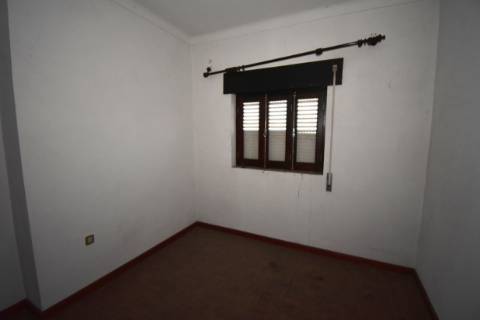 Moradia T4, inserida em zona de campo