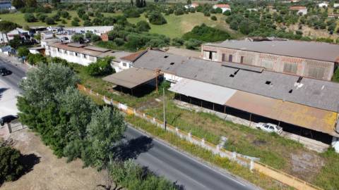 Armazém com cerca de 155 m de frente, localizado junto à estrada nacional N3