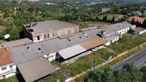 Armazém com cerca de 155 m de frente, localizado junto à estrada nacional N3