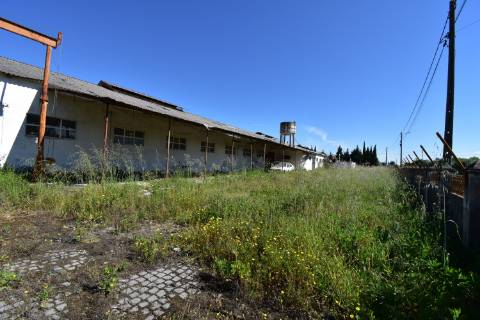Armazém com cerca de 155 m de frente, localizado junto à estrada nacional N3