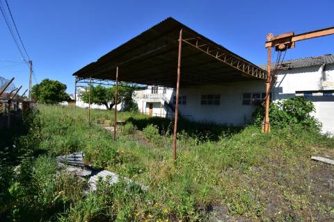 Armazém com cerca de 155 m de frente, localizado junto à estrada nacional N3