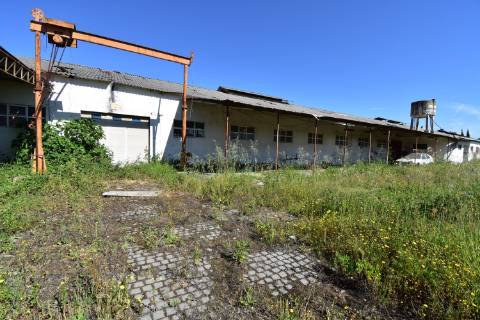 Armazém com cerca de 155 m de frente, localizado junto à estrada nacional N3