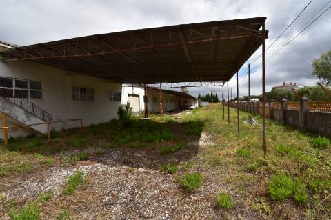 Armazém com cerca de 155 m de frente, localizado junto à estrada nacional N3