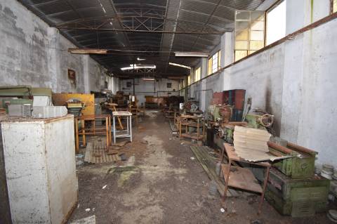 Armazém com cerca de 155 m de frente, localizado junto à estrada nacional N3