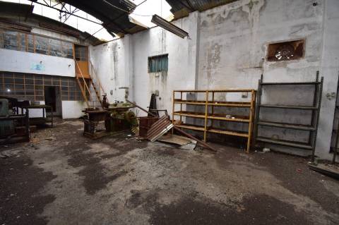 Armazém com cerca de 155 m de frente, localizado junto à estrada nacional N3