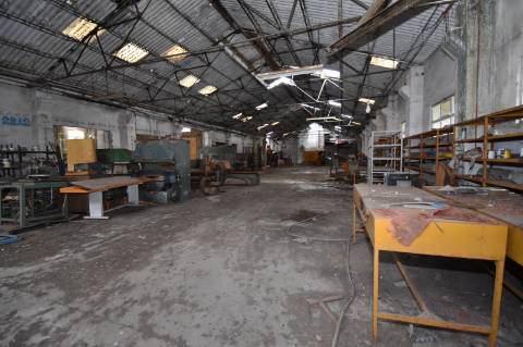 Armazém com cerca de 155 m de frente, localizado junto à estrada nacional N3