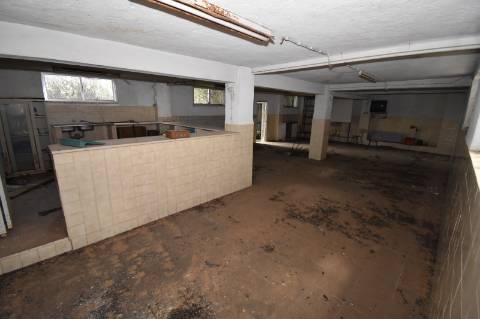 Armazém com cerca de 155 m de frente, localizado junto à estrada nacional N3