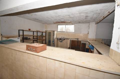 Armazém com cerca de 155 m de frente, localizado junto à estrada nacional N3