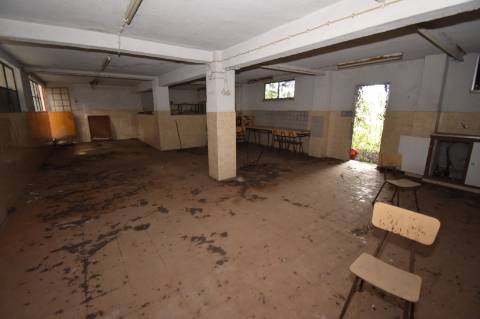 Armazém com cerca de 155 m de frente, localizado junto à estrada nacional N3