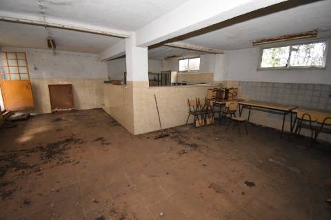 Armazém com cerca de 155 m de frente, localizado junto à estrada nacional N3