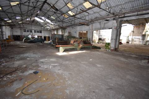 Armazém com cerca de 155 m de frente, localizado junto à estrada nacional N3